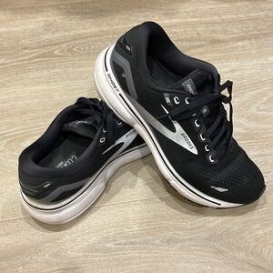 Brooks Women’s Ghost 15 Size 8- Black
